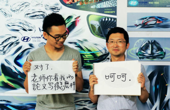 研究生與導師賣萌互動 爆笑畢業照顯溫情5