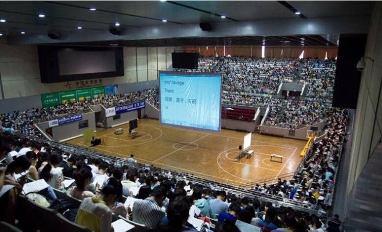 山東五千“考研大軍”體育館上課 課間欣賞雜技表演5