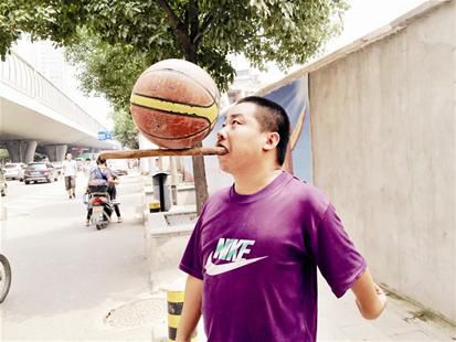 殘疾小伙街頭賣藝 供妹妹攻讀武大研究生1