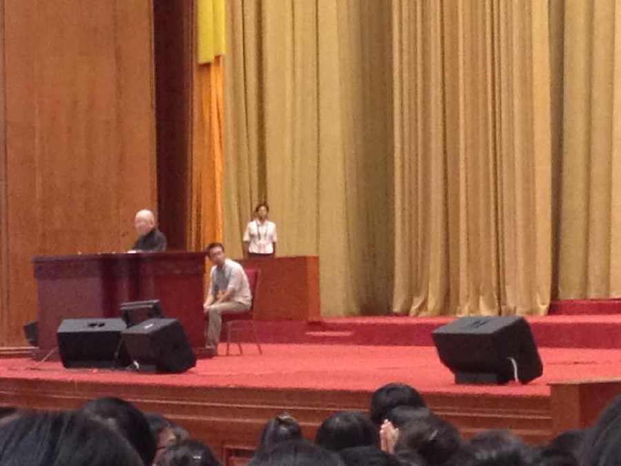 92歲院士拄拐仗站著報告 90后研究生趴著睡覺1