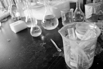 濟南大學一女研究生實驗時發生意外導致爆炸1