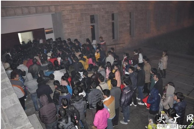 考研進入倒計時 學生天不亮就來排隊占座4
