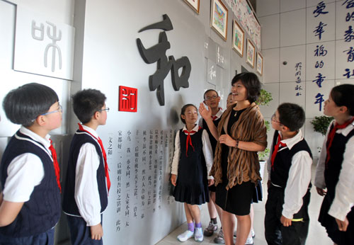 對話專家林格與校長李玲：校園特色建設紅綠燈-中國教育1