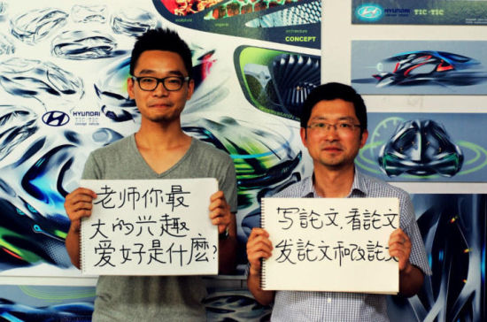 研究生與導師賣萌互動 爆笑畢業照顯溫情4