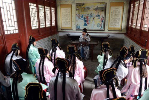 高校研究生玩“穿越” 穿宋代儒生服飾上課1