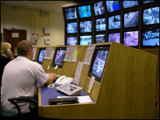 英媒2012:警察捉小偷 自己追自己1
