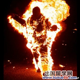 2012英國:"惡魔"威脅終結人類 劍橋學子拔劍[1]1