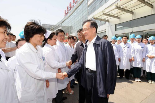 總理看望流感患者 表揚留學生彰顯責任1