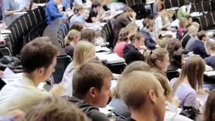英媒:英國大學生罷課抗議高教政策1