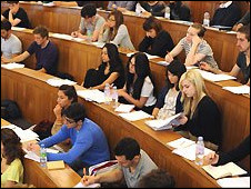 英媒:英多數大學生對學校“滿意”1