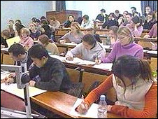 英媒:英政府漲學費 學生告政府1