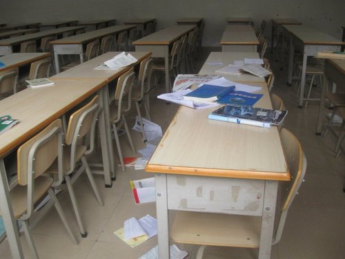 煙臺大學千名大學生為考研占座通宵排隊(圖)2