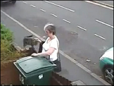 2012英國:貓丟垃圾桶 英國婦女被罰款1