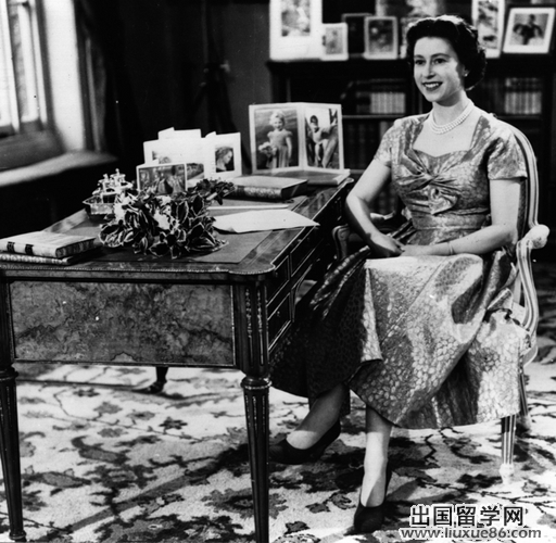 英媒2012:英女王在位60年步步緊跟科技進步1