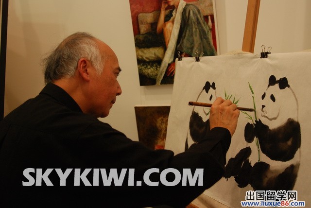 新西蘭種族關系日舉行慈善藝術品拍賣 華人畫家當場獻技1