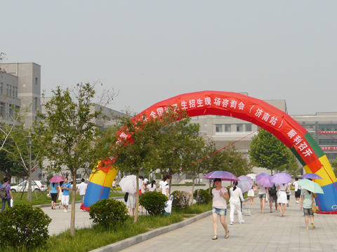 2011年全國研招現場咨詢會濟南站現場花絮(圖)6