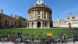 英媒2012:穿睡衣吃早餐 牛津學生“太邋遢”1