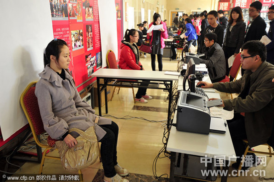 濟南市考研報名現場確認點排“長龍”(組圖)1