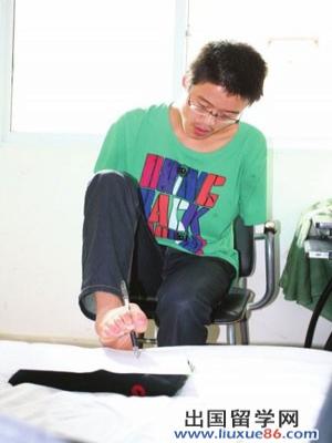 用腳握筆艱難答卷，看北川傷殘考生怎么期待未來1