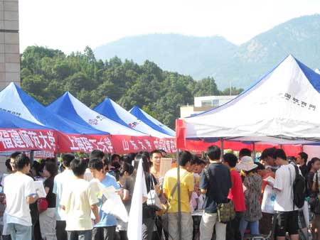 9月5日2010研招現場咨詢會百所高校齊聚福州1