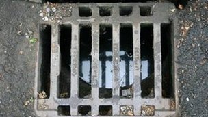 2012英國:伯明翰下水道井蓋涂“防盜油”1
