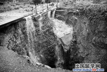 浙江221省道江山大陳嶺驚現30米深“天坑”【圖】1