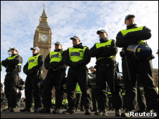 2012英國BBC:學生示威 警方備好橡皮子彈1