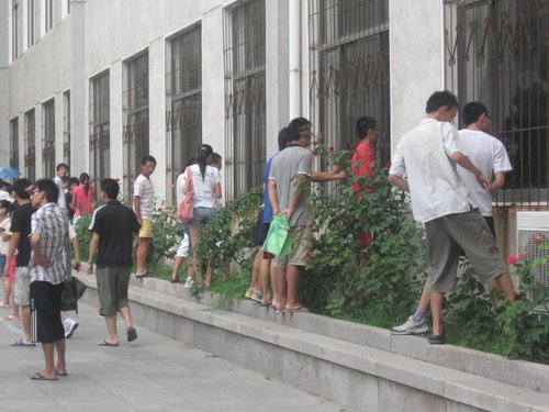 煙臺大學千名大學生為考研占座通宵排隊(圖)1
