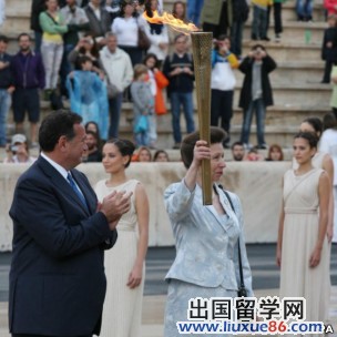 2012英國:雅典舉行倫敦奧運圣火移交儀式1