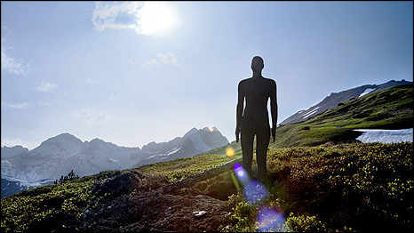 英國留學:英國鐵人雕塑現身阿爾卑斯山1