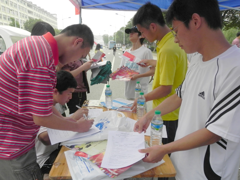 2011全國研招現場咨詢會南昌站志愿者風采(圖)1