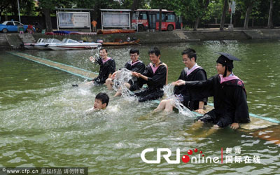 近期武漢暴雨，水上漂畢業照創意十足[1]2