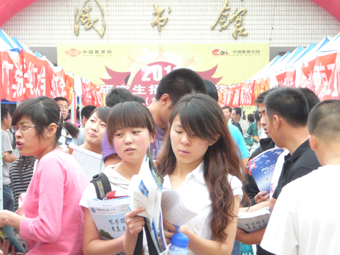 2011年全國研招現場咨詢會蘭州站現場圖集(圖)9