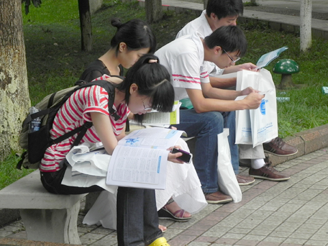 2011年全國研招現場咨詢會貴州場現場花絮(圖)7