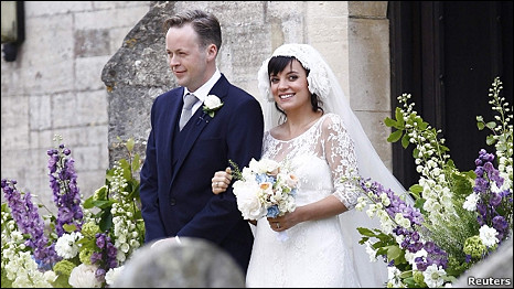 英國新聞:莉莉?艾倫在鄉村教堂結婚1
