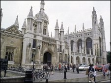 英媒:劍橋學生考后縱酒受到警告1