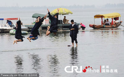 近期武漢暴雨，水上漂畢業照創意十足[1]3