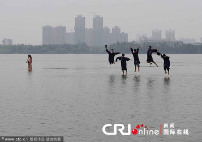 近期武漢暴雨，水上漂畢業照創意十足[1]1