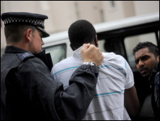 英國留學:英國警方逮捕過千騷亂嫌疑人1