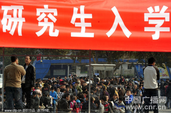 濟南市考研報名現場確認點排“長龍”(組圖)7