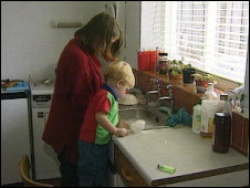 2012英國BBC:英國計劃免費育兒教養課程1