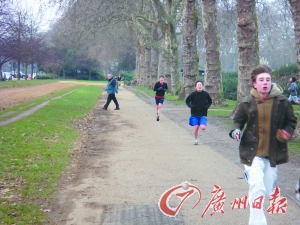 赴英留學呈低齡化 留學生低調不露富安全[1]4