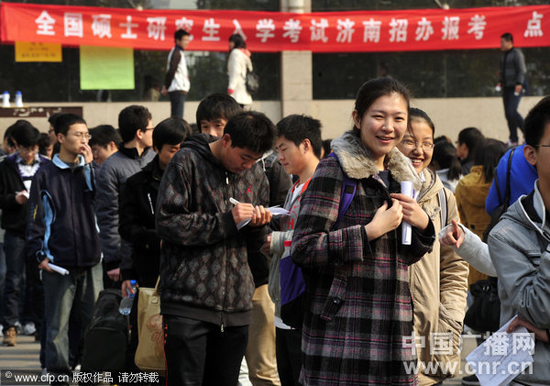 濟南市考研報名現場確認點排“長龍”(組圖)3