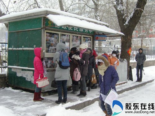 煙臺萬余考研生會戰 大雪擋不住考研路(組圖)2