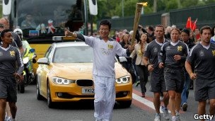 英媒2012:明星助陣曼城華人熱捧奧運火炬1