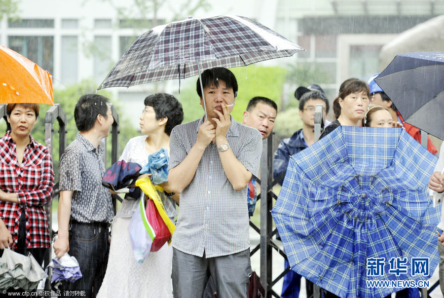 高考第一天多地暴雨 父母雨中陪考(組圖)13