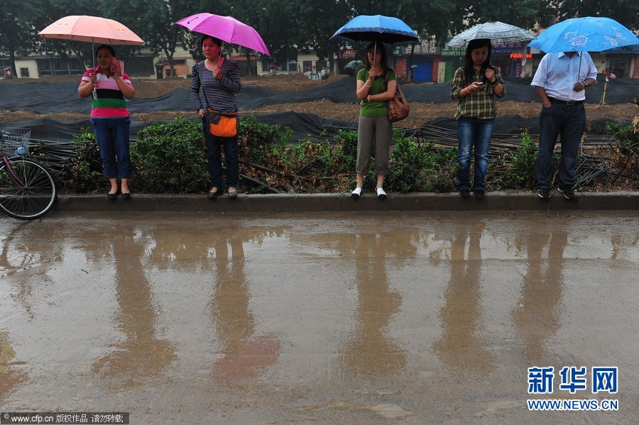 高考第一天多地暴雨 父母雨中陪考(組圖)15