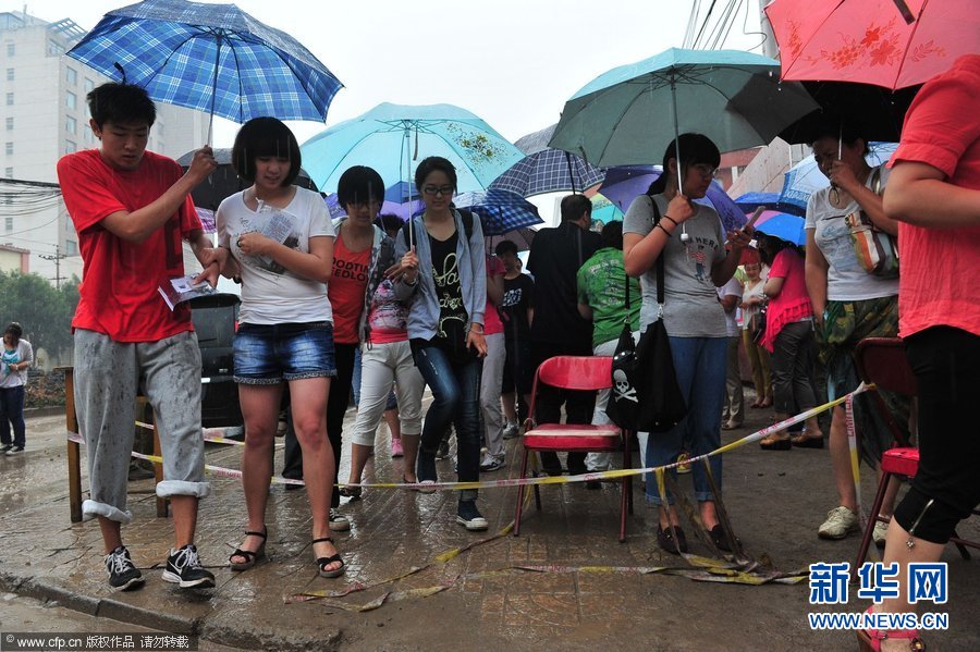 高考第一天多地暴雨 父母雨中陪考(組圖)7