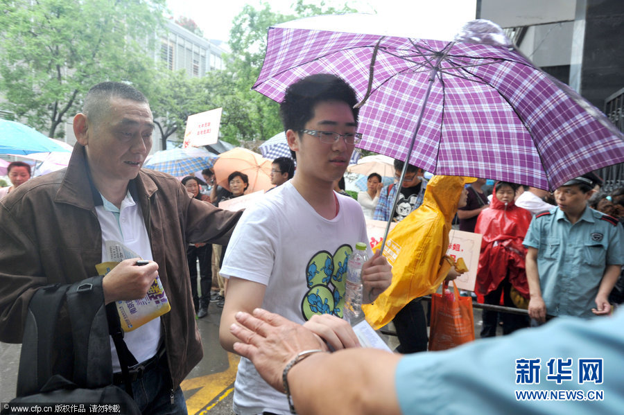 高考第一天多地暴雨 父母雨中陪考(組圖)6