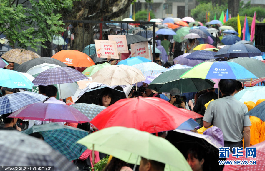 高考第一天多地暴雨 父母雨中陪考(組圖)11
